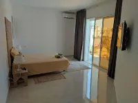 Atypical Villa la reine with swimming pool 5 minutes from the beach! Hotels in Ghizen