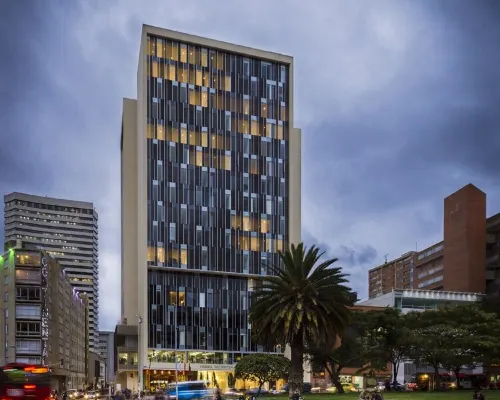 Hotel bh Bicentenario Отели рядом с достопримечательностью «Музей колониального искусства в Боготе»