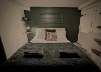Period apartment, great views, in heart of historic town.