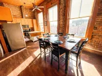 The Brick Street Suite, high ceilings, historic brick street location