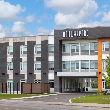 Hotel Railwayparc Montreal, Tapestry Collection by Hilton Отели рядом с достопримечательностью «Вердан»
