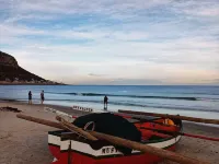 Quaint Cottage with tranquil garden and swimming pool .  Near beach  ! Hotels in Fish hoek
