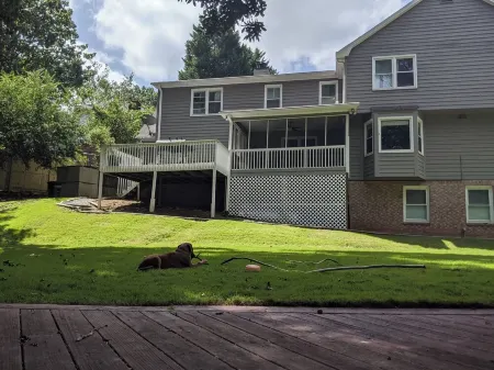 Spacious 5 -bedroom house in welcoming Dunwoody, large back yard. Close to MARTA Отели рядом с достопримечательностью «Периметр Молл»