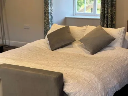 Cosy, comfy & tranquil farm cottage with log fire & country walks from the door