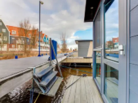 Houseboat in Volendam Near Fort Edam Hotels in Volendam