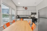 Stunning Skyline Views and Free Parking Spot - Gorgeous Urban Haven