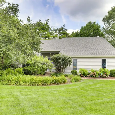 Modern and Spacious Home - 6 Mi to Dtwn South Bend