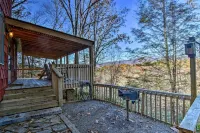 'Nature's Retreat' w/ Hot Tub: 7 Mi to Bryson City
