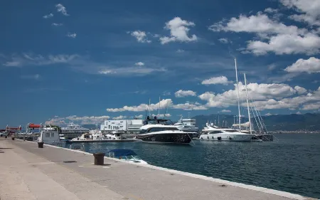 Rijeka Centre Theatre View - Stylish Apartment Отели в г. Риека