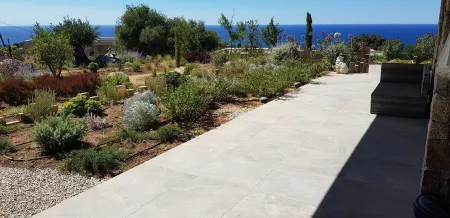 Sea view villa with garden, 5 minutes from the beach