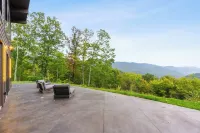 Stunning modern cabin with breathtaking views of Maggie valley