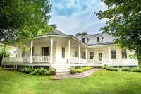 Swimming Hotspot, Family Friendly, 1 block to local shops