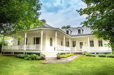 Swimming Hotspot, Family Friendly, 1 block to local shops