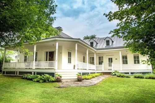 Swimming Hotspot, Family Friendly, 1 block to local shops