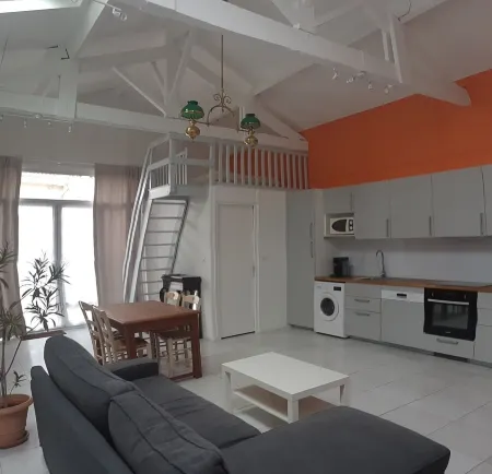 Quiet outbuilding with character, direct to Bordeaux tramway in 20 minutes