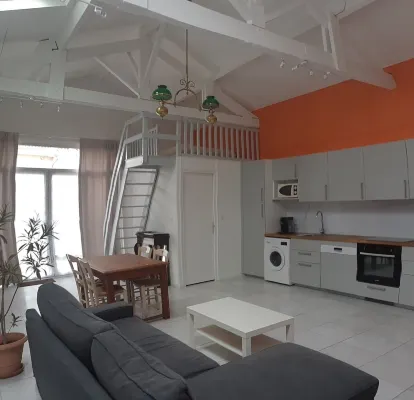 Quiet outbuilding with character, direct to Bordeaux tramway in 20 minutes Hotels in Eysines