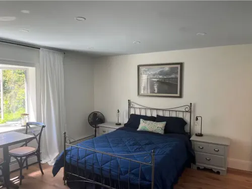 Beautiful 1 Bedroom, 1 Bathroom in Medford with WiFi and AC
