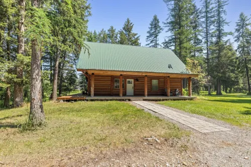Peaceful updated cabin with outdoor space near Whitefish