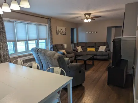 3-bedroom house in charming Riverdale with WiFi, AC. Book now Отели в г. Маклейн