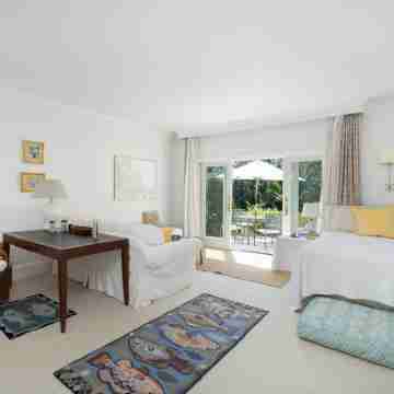 2 Bedroom Condo in Gilded Age Mansion close to Mansions and Ocean Beaches Rooms