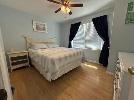 Charming 3-bedroom townhome 2 blocks from ocean and bay, in town of Stone Harbor