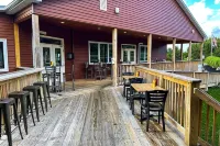 Golf, Outdoor Bar, Restaurant - The Oakwood Cabin