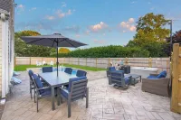 Brand New 5BR - Pool, Hot Tub, A/C – Walk to Beach, Main St Ferry - Sleeps 12 - 4星級