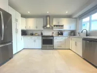 Spacious 4BR • Big Yard • Family, Business & Relocation-Friendly Hotels in Pickering