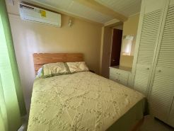 Hilltop Manor - Charming 2-bedroom Flat with AC, WiFi