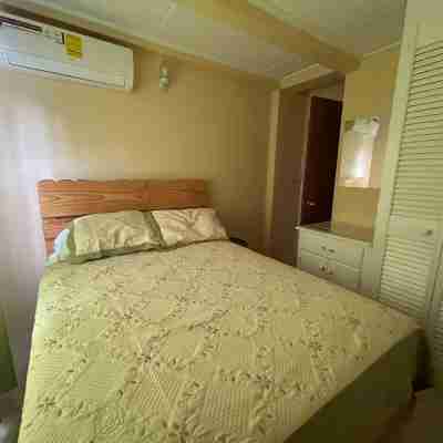 Hilltop Manor - Charming 2-bedroom Flat with AC, WiFi Rooms