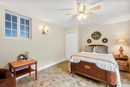 Cozy 2-Bedroom Apartment w/Private Patio in Hudson Falls