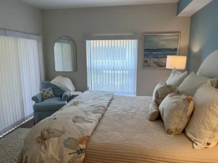 CORAL FALLS NEWLY REMODELED 6/25 Upscale, First-Floor Coastal Condo Lely Resort