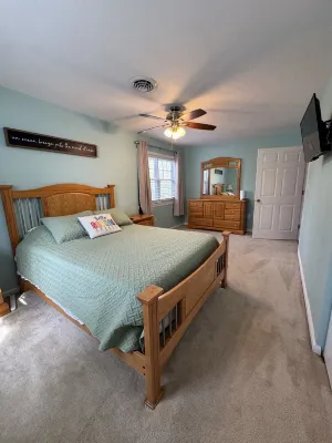 Charming 3-bedroom house with Screened deck, Community Bay/Pool Access and more!