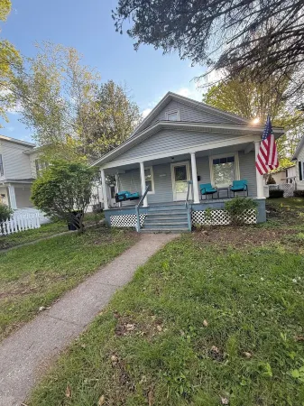 Spacious 5bedroom pet friendly home in Charlevoix 5 min walk to town,10 to beach