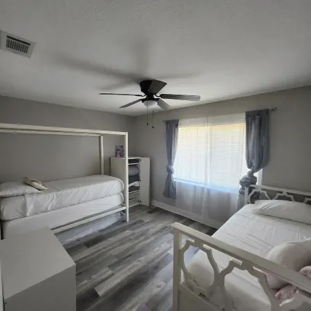 Cozy Home Near Airport and Beach Отели в г. Ситрэс-Парк