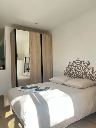 Oasis & charm in the heart of town Отели в г. Одэн-ле-Тиш