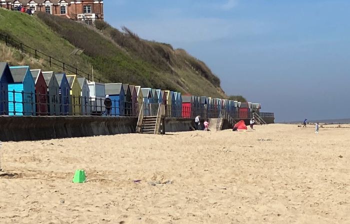 2 bedroom chalet 5 minutes walk to shops, pubs and a large dog-friendly beach,