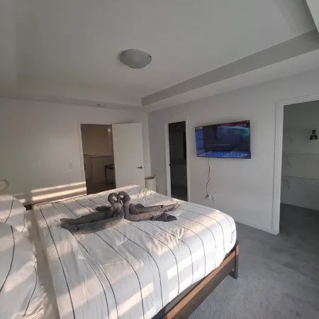 *Chic Modern 4BDRM Home- 2 King Bed,2 living room*
