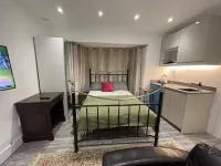 Luxury room with en-suite bathroom in West London . Hotels in Greenford