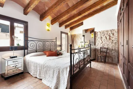 Designer Townhouse, Heated pool, close to main plaza, WiFi, 4 beds sleeps 7