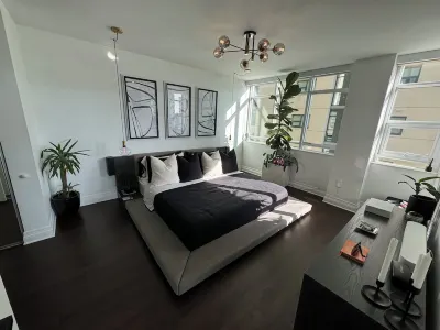 Irvine 2-bedroom condo in luxury high-rise with full amenities Hotel in zona Università della California