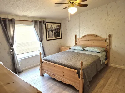 Charming 3-bedroom house with WiFi, AC in wonderful St. Cloud Hotels near Lake Lizzie Conservation Area South Trailhead