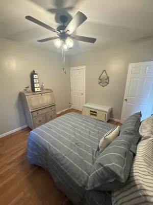 Spacious 4-bedroom house with 3 patios at Indian Lake. Enjoy your stay! Hotels in Stokes Township