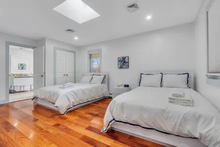 Spacious 5-bedroom house in charming Monroe with AC