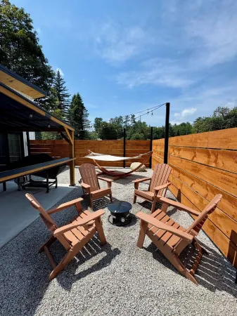 House in tranquil Tamworth NH with AC, Hot Tub, Riverfront access Отели в г. Тамворт