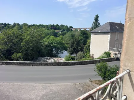 Cosy and quirky 2bedrooms close to river, water sports, cafes. Отели в г. Л'Иль-Журдэн