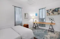 Vintage Coastal Cottage 4Bd/2Bth Downstairs Unit