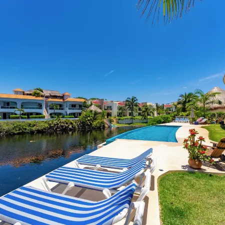 Lagoon Front Infinity Pool Paddleboard and Fun Puerto Aventuras