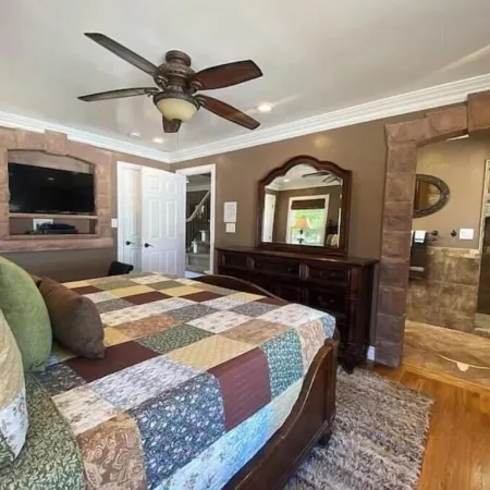 Grammie’s Manor – A One-of-a-Kind Stay in Heart of Kanab w/ Hot Tub, Gym, & More
