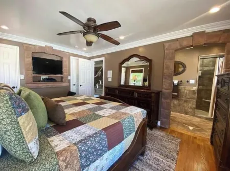 Spacious Family Reunion Home/sauna/gym/firepit/walk to: hikes/museums/shops/food